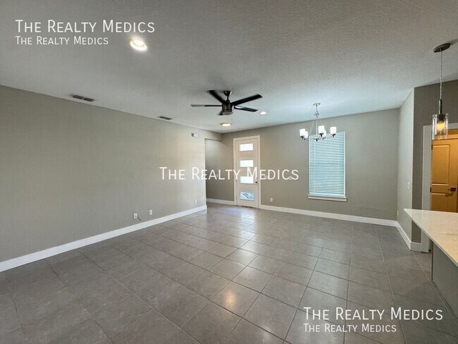 Building Photo - 205 Hibiscus Ln