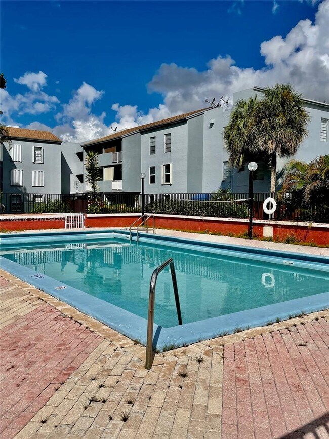 Building Photo - 1725 W 60th St