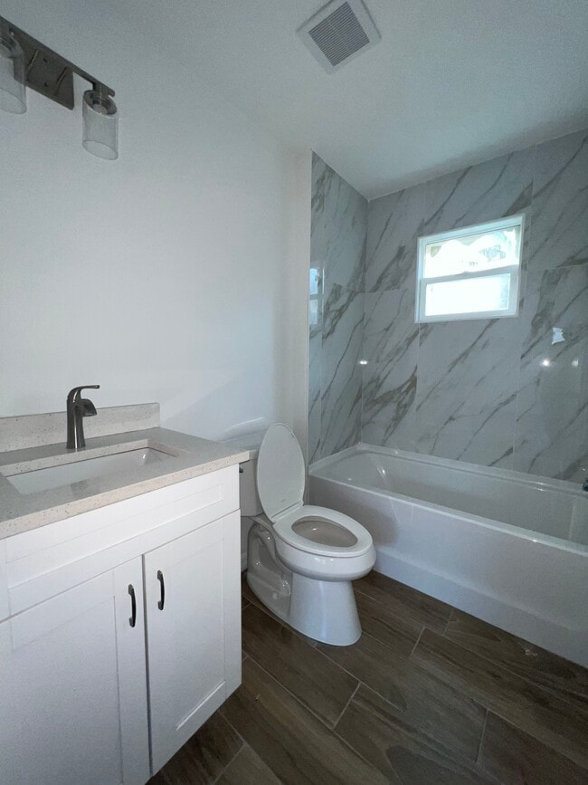 Building Photo - Allen St