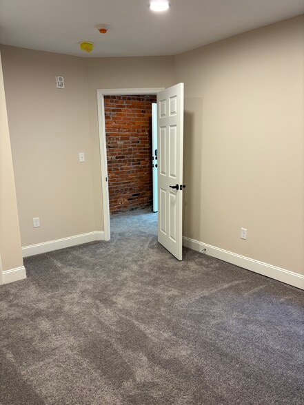 Building Photo - 905 N Orange St