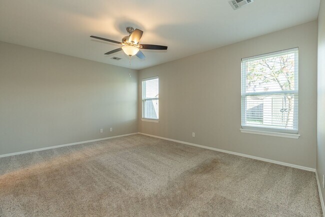 Building Photo - Charming 3 Bed/2 Bath near pool!