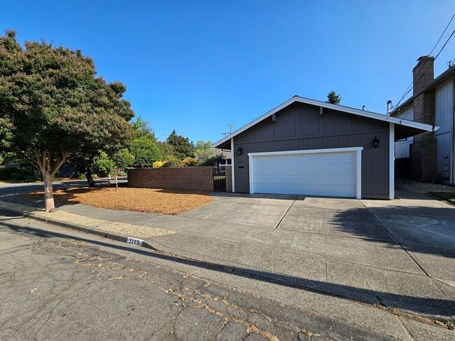 Building Photo - 2203 Gainsborough Ave