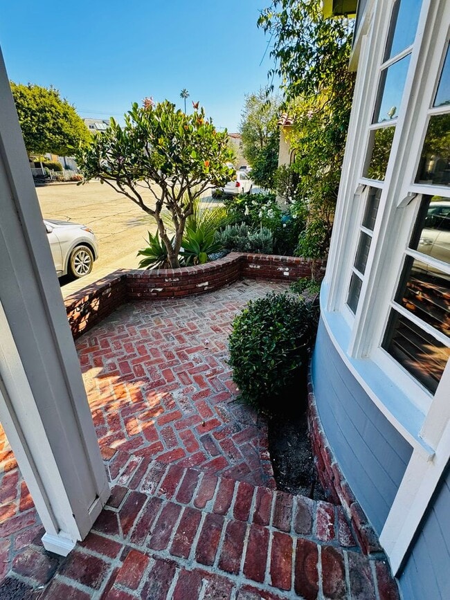 Building Photo - Two Bedroom Home for Rent on Naples Island