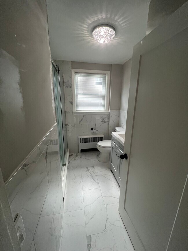 Full bath - 84 Tyndall Ave
