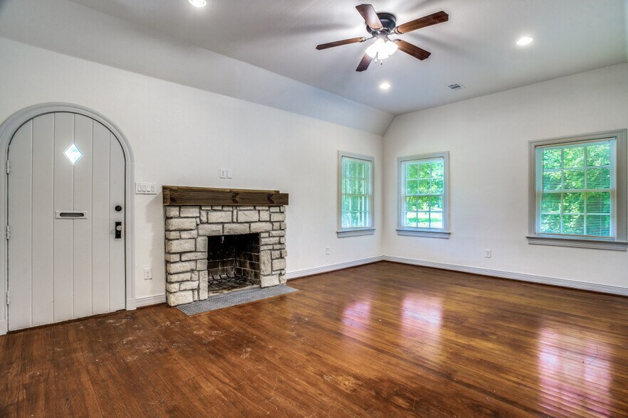 Building Photo - 133 E 7th St