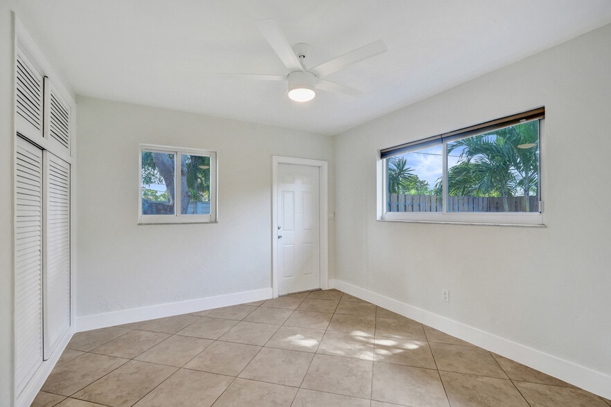 Building Photo - 3033 NE 20th Ter