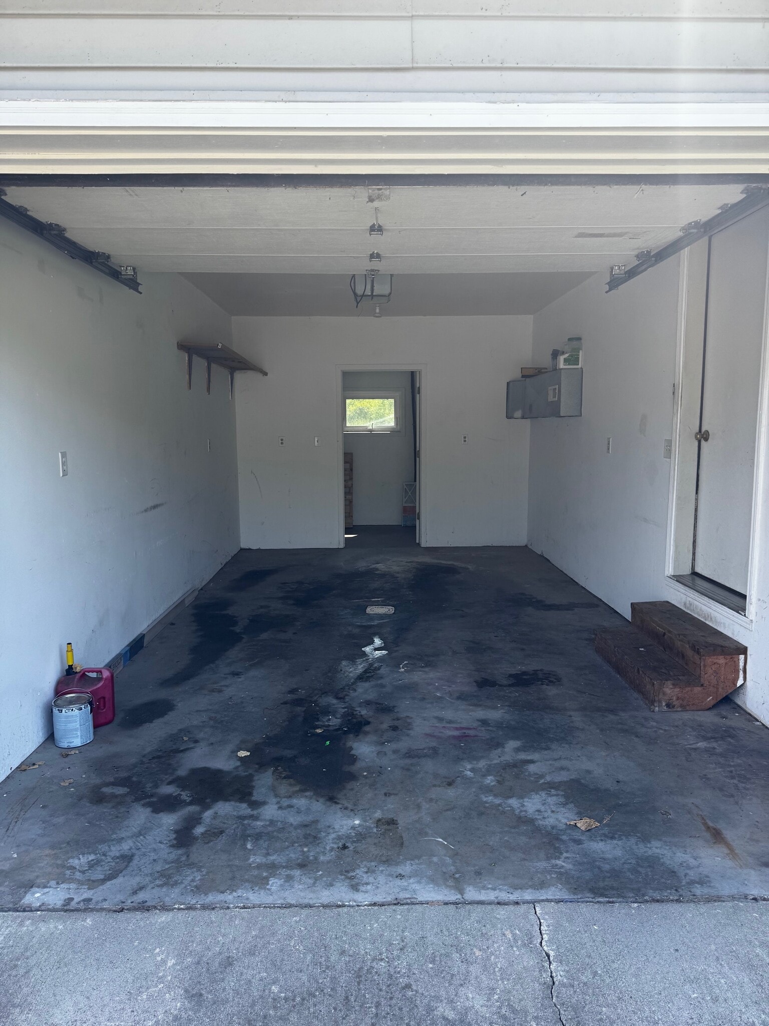 GARAGE - 142 Skyline Dr
