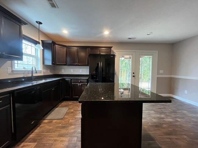 Building Photo - Adorable 3/2 Ready To Move In Now!