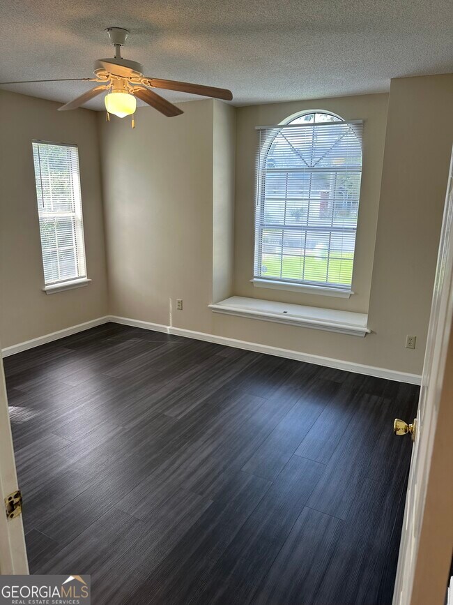 Building Photo - 214 Cypress Dr