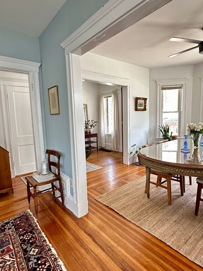 Building Photo - The Perfect 2bed/1bath with Porch, Private...
