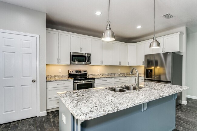Building Photo - 4 bedroom 2 bathroom home near Eglin Air F...