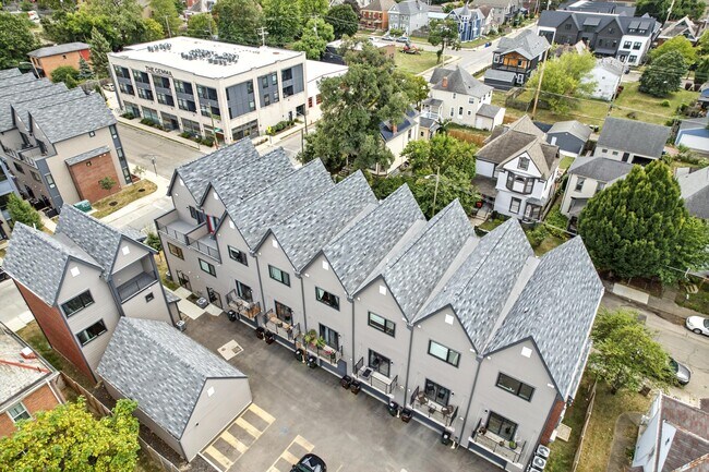 Building Photo - 1106 Oak St
