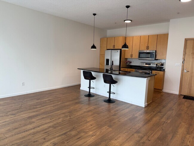 Building Photo - Luxury Condo Living in the Heart of Excelsior & Grand - Underground parking -Available NOW!
