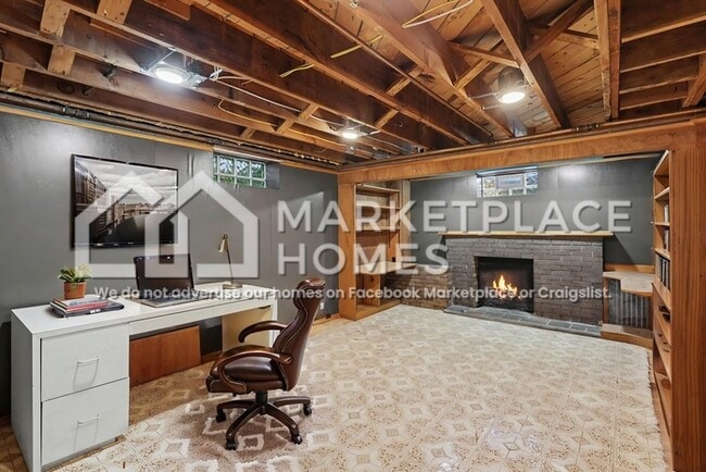Building Photo - 1220 E Square Lake Rd