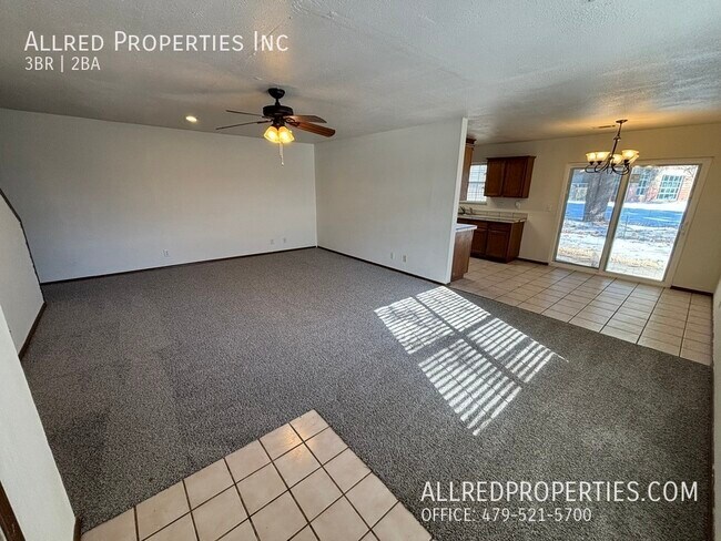 Building Photo - 822 N Daisy Ln