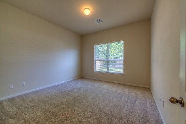 Building Photo - Quality home on cul-de-sac in quiet commun...