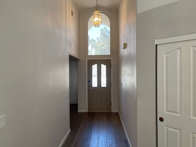 Building Photo - Charming 3-Bedroom Home Backing to Greenway with Golf Course Access
