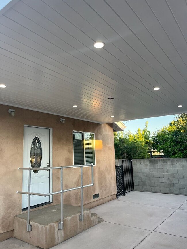 Building Photo - 2BR ADU w/dishwasher, in-unit laundry + ou...