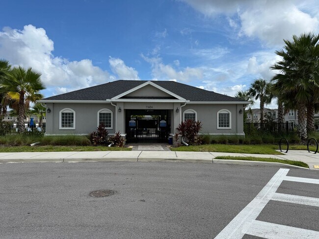 Building Photo - 3 Bedroom 2.5 Bath Townhouse W/1 Car garag...