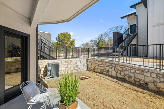 Building Photo - 2450 Wickersham Ln