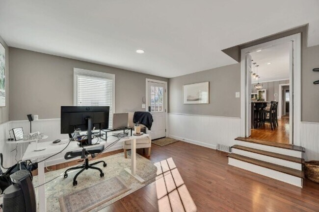 Building Photo - Renovated Ranch, Fenced Yard, Separate Studio