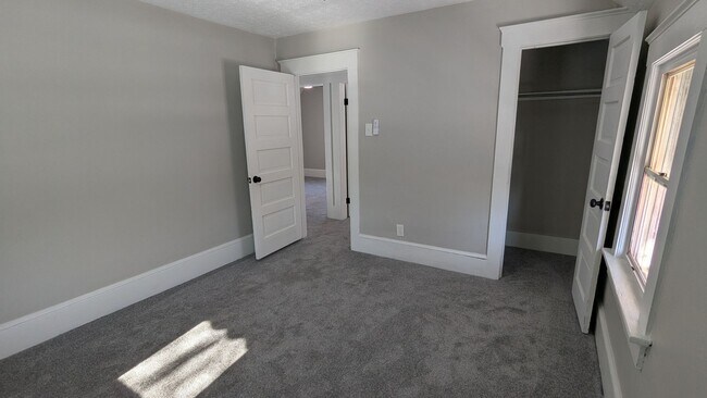 Building Photo - Welcome to this newly renovated, 3-bedroom home located in the heart of Akron