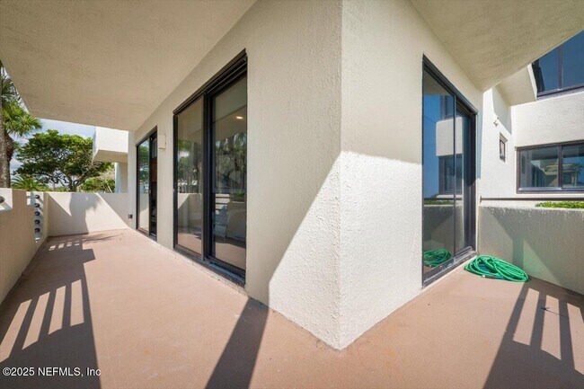 Building Photo - 739 Spinnakers Reach Dr