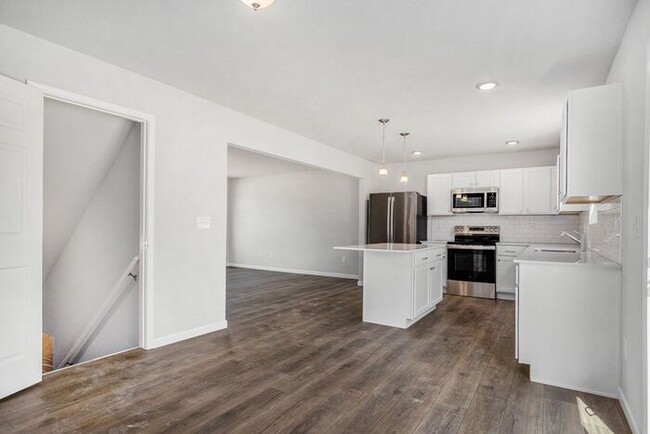 Building Photo - 111 Iris Ct