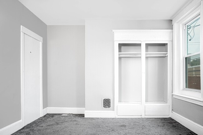 Building Photo - 2348 Moore St