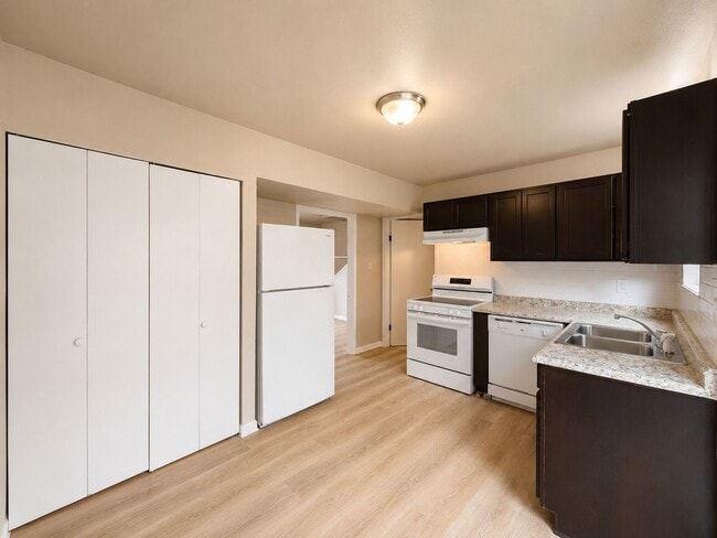 Building Photo - Remodeled 2 Bed/ 1.5 Bath Townhouse in Batesville!