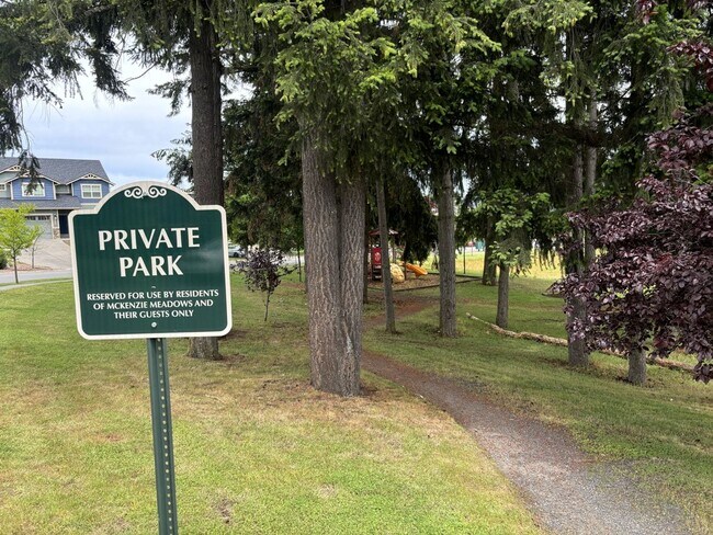 Building Photo - Stunning 4 Bed Yelm Home with Vaulted Ceilings & Modern Amenities!