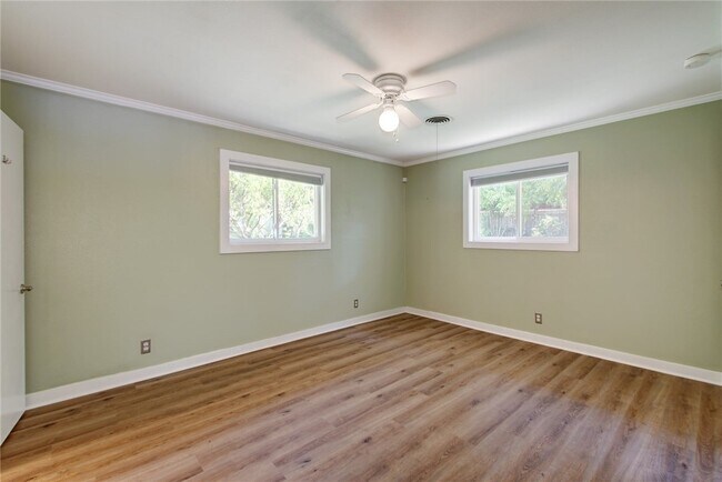 Building Photo - 900 Aurora Cir