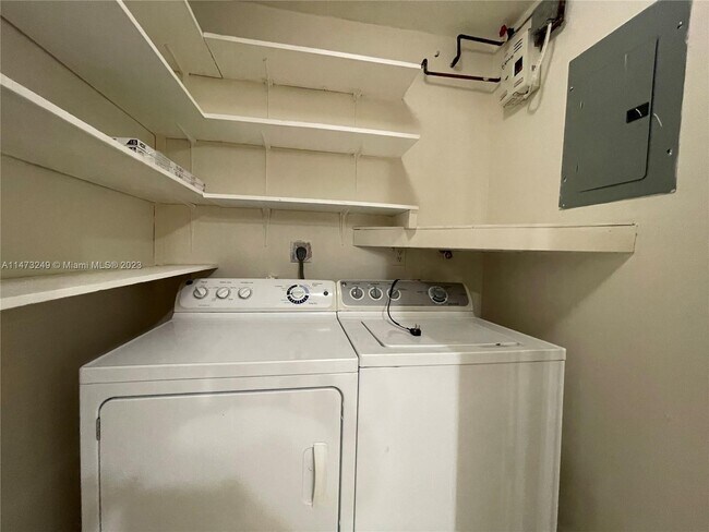 Building Photo - 4313 SW 69th Ave