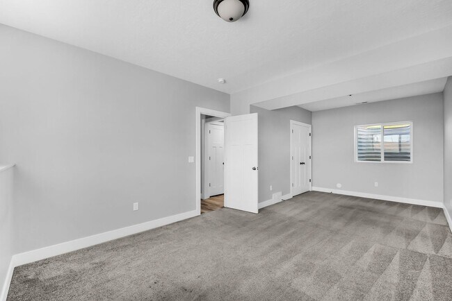 Building Photo - Beautiful 2020 Layton Home with High Ceilings & Modern Finishes