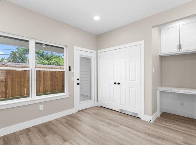 Building Photo - 102 Schade Ln