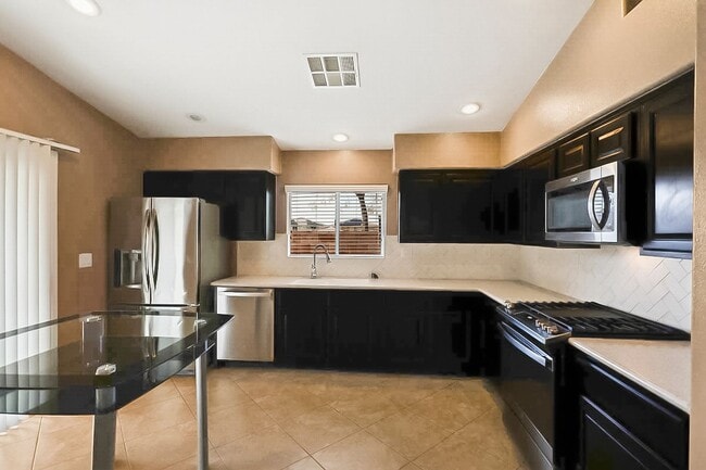 Building Photo - Beautiful, Single Story, 2 bed, 2 bath, To...