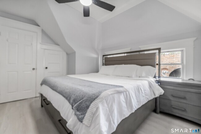 Building Photo - 277 Maplewood Ave