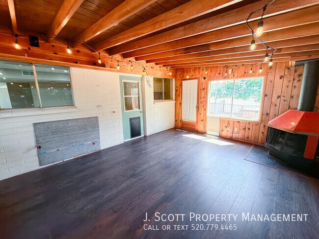 Building Photo - 3914 E Becker Ln