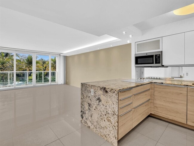 Building Photo - 100 Bayview Dr