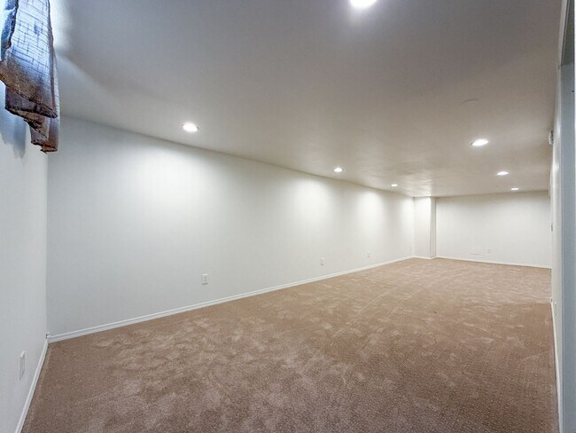 Building Photo - 6119 N Braeburn Dr