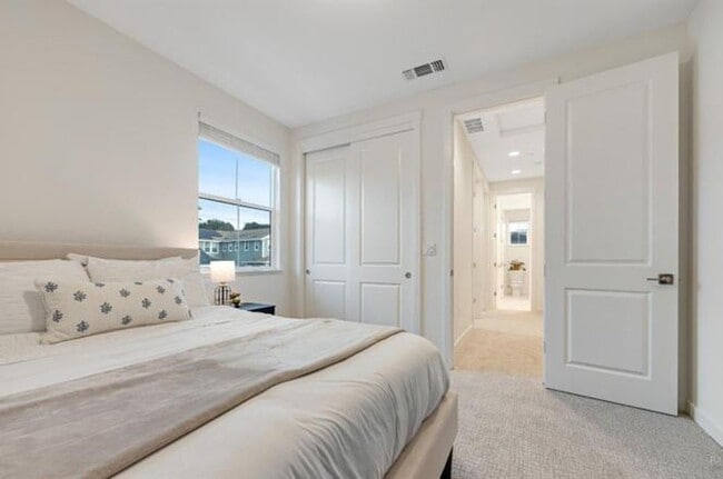 Building Photo - Beautiful, light filled home with EV charger, cozy backyard, very convenient SWSR location