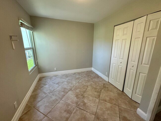 Building Photo - 17 Tara Lakes Dr E