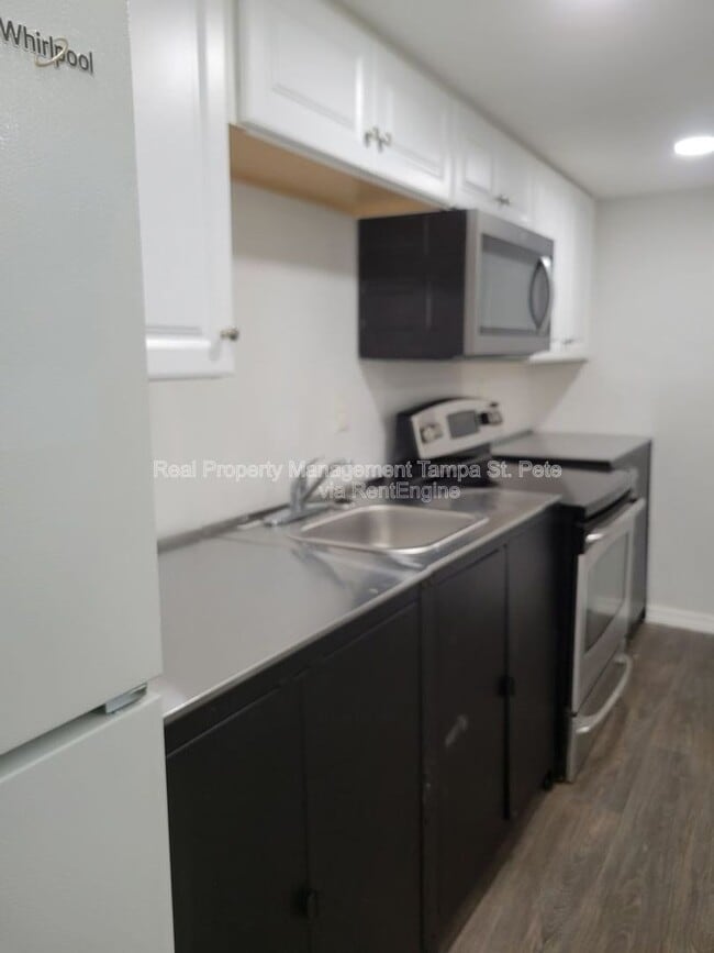 Building Photo - 618 17th Ave S