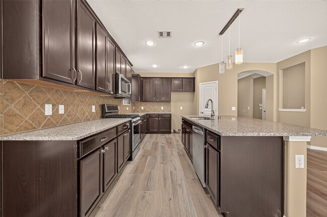 Building Photo - 15711 Huddleston Dr