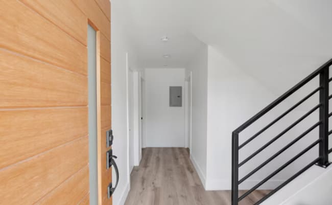 Building Photo - Newer Townhouse Available!