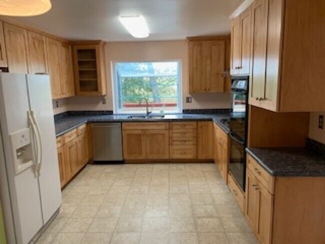 Building Photo - 4 Bedroom 2.5 Bath  with loft ,office, and sauna