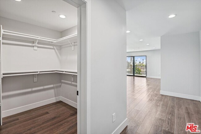 Building Photo - 819 E La Palma Dr