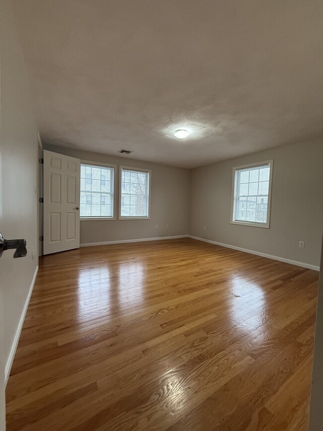 Building Photo - 5 Kensington Park