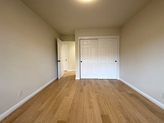 Building Photo - Beautifully Updated 4-Bedroom Home in Prime Mountain View Location!