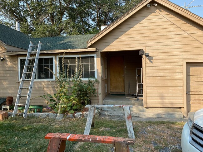 Building Photo - Cute 3 bedroom 1 bath house in country